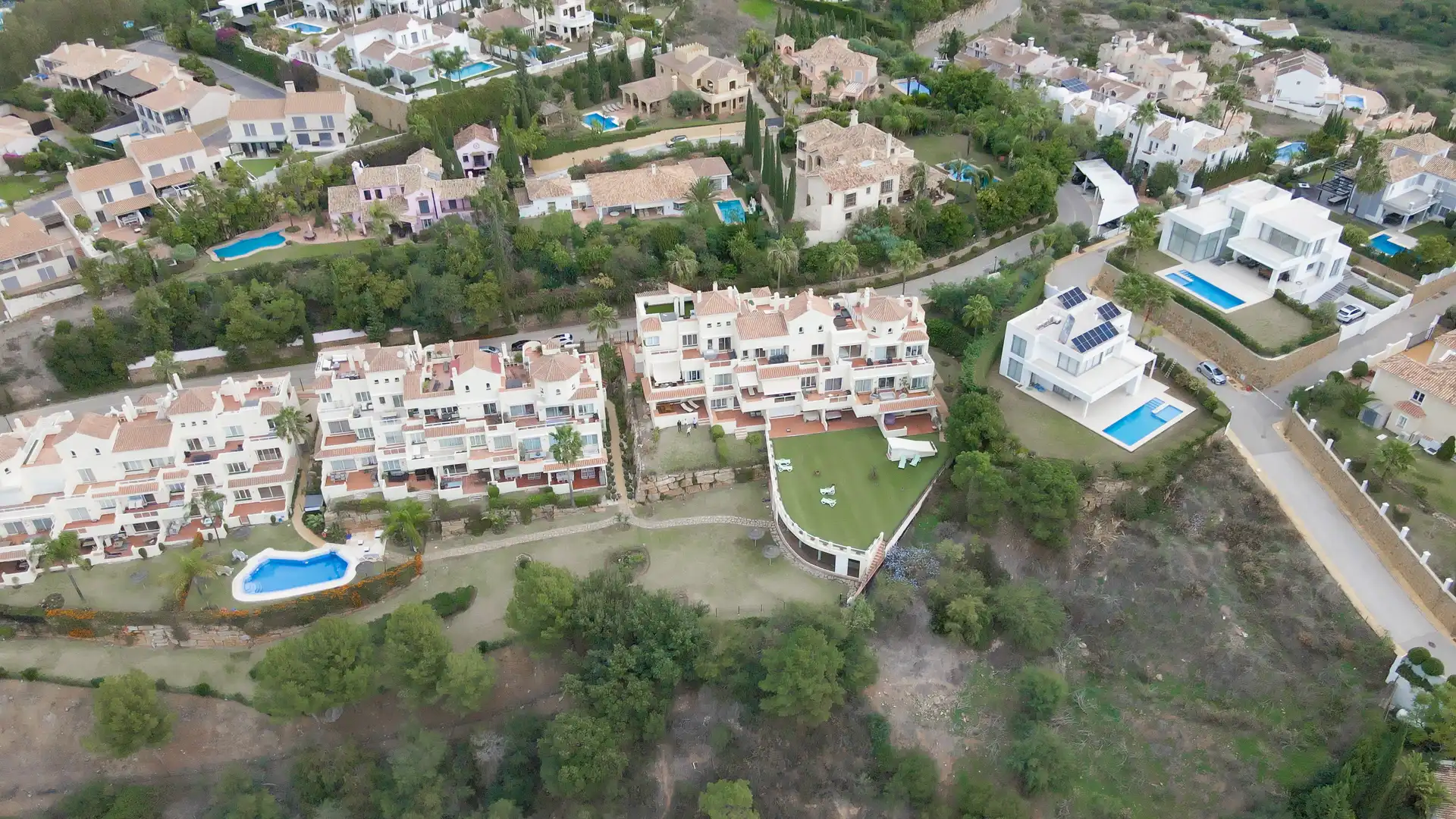 Außenansicht von Wohnung zur Miete in Benahavís mit Klimaanlage, Privatgarten und Terrasse