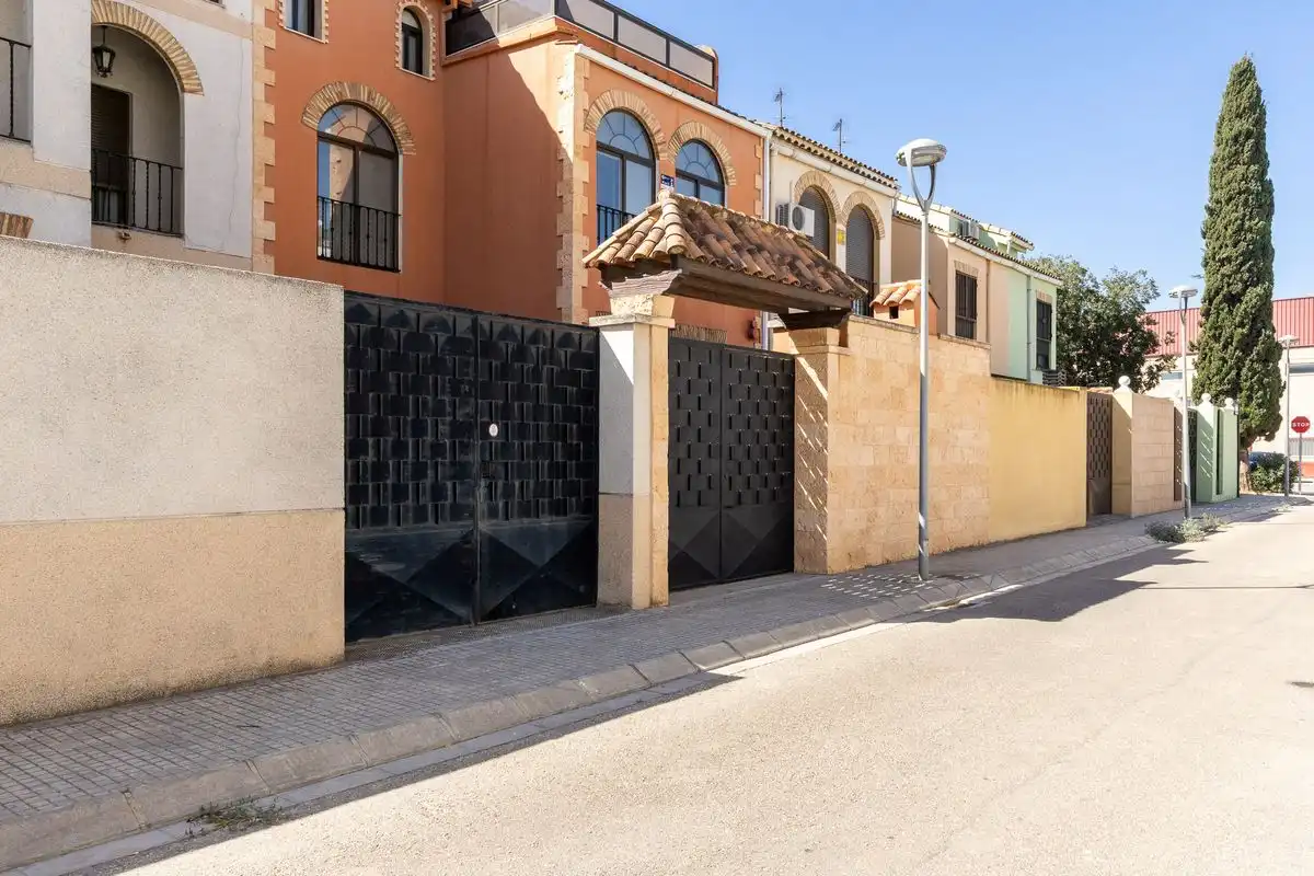 Vista exterior de Casa adosada en venta en Alaquàs con Aire acondicionado, Calefacción y Terraza