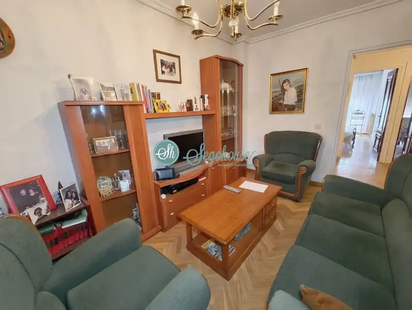 Sala de estar de Piso en venta en Segovia con Calefacción, Terraza y Trastero