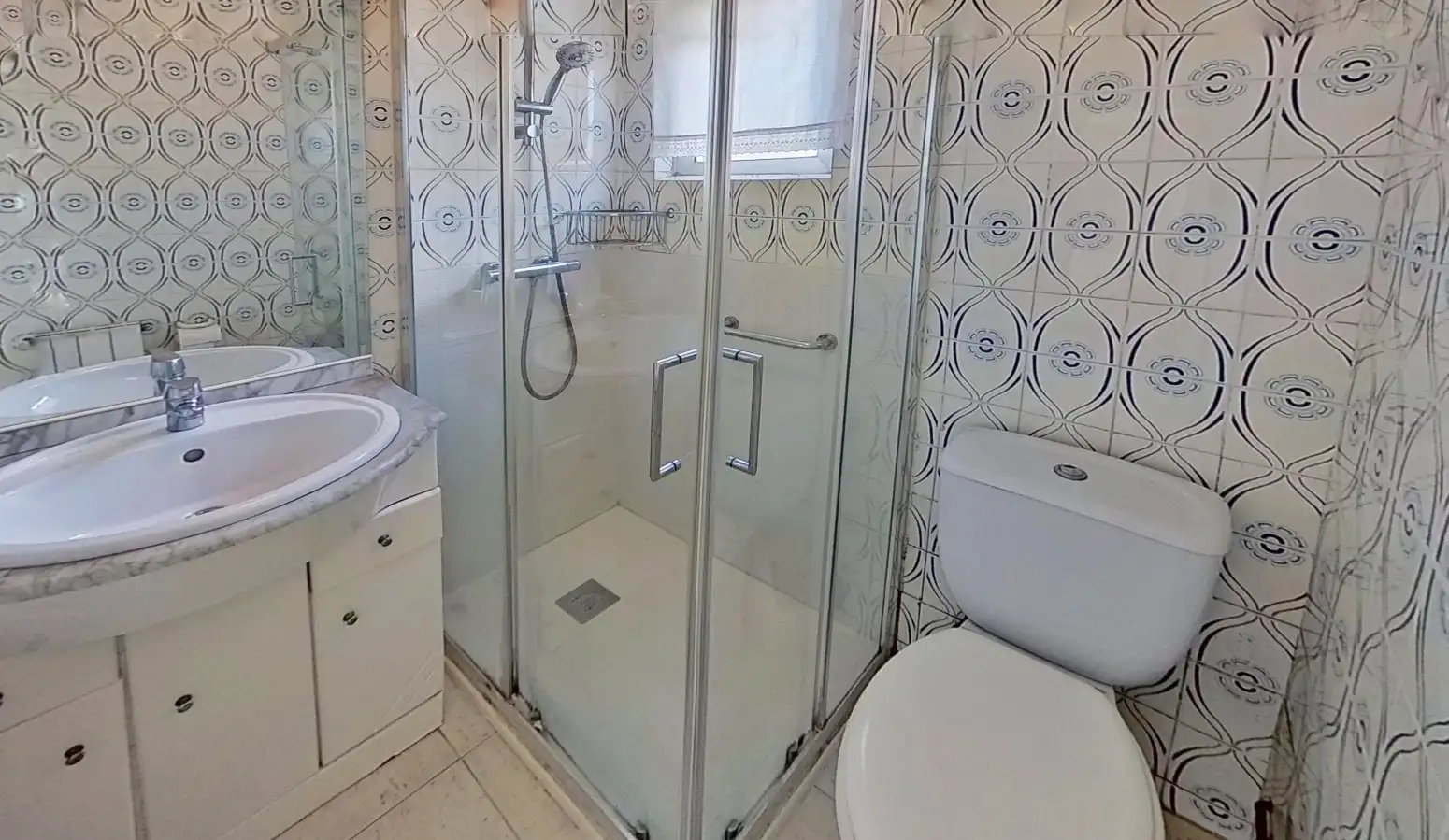Baño de Piso en venta en Camargo con Calefacción, Trastero y Balcón