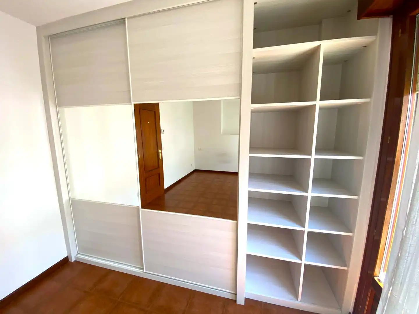 Schlafzimmer von Einfamilien-Reihenhaus zum Verkauf in Castro-Urdiales mit Heizung, Privatgarten und Parkett