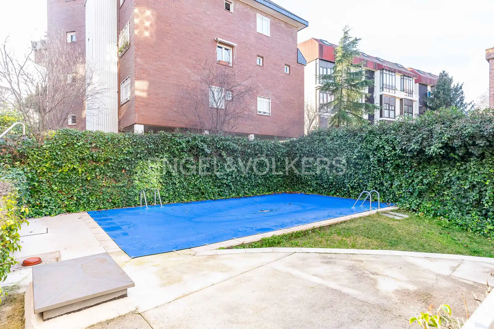 Piscina de Pis de lloguer en Madrid amb Aire condicionat, Calefacció i Jardí privat