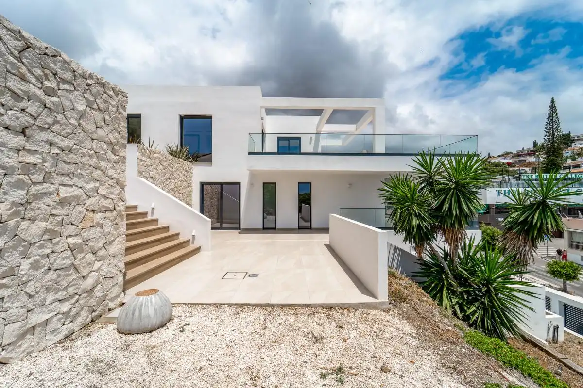 Vista exterior de Casa o xalet en venda en Benalmádena amb Aire condicionat, Calefacció i Jardí privat