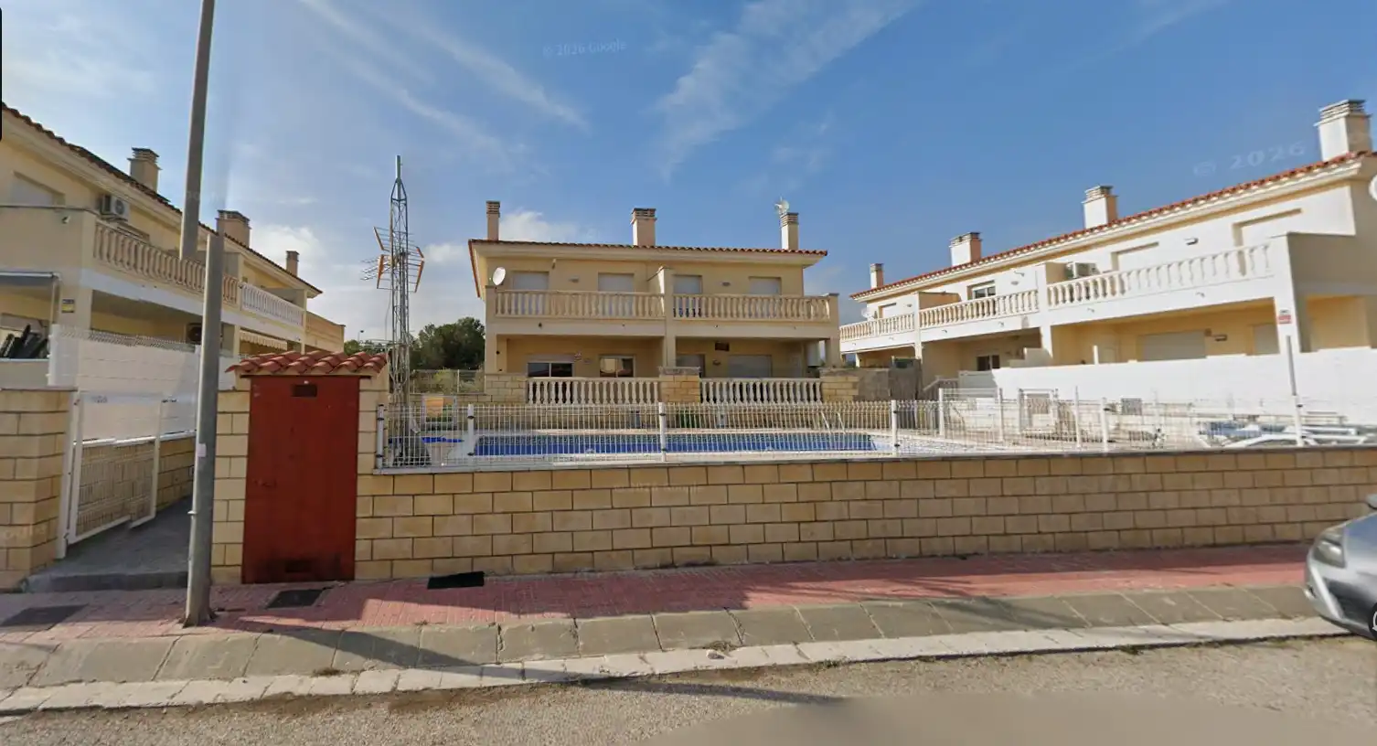 Vista exterior de Casa adosada en venda en Mont-roig del Camp amb Jardí privat, Balcó i Piscina comunitària