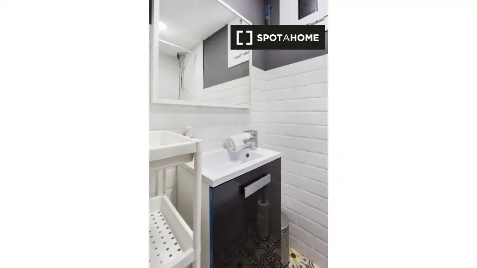 Bathroom of Flat for rent in L'Hospitalet de Llobregat  with Air Conditioner, Heating and Furnished