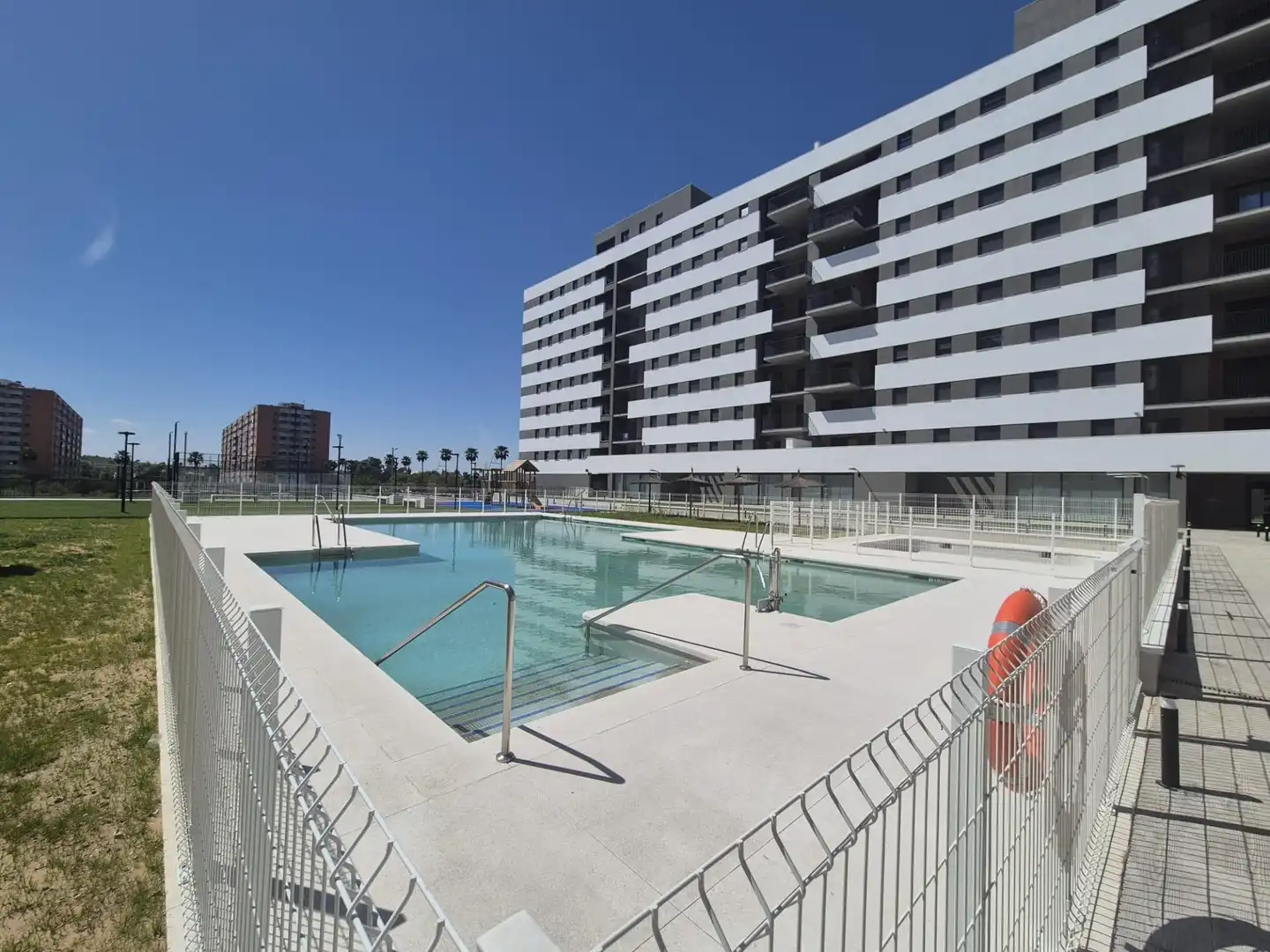 Schwimmbecken von Wohnung zur Miete in Dos Hermanas mit Klimaanlage, Heizung und Terrasse