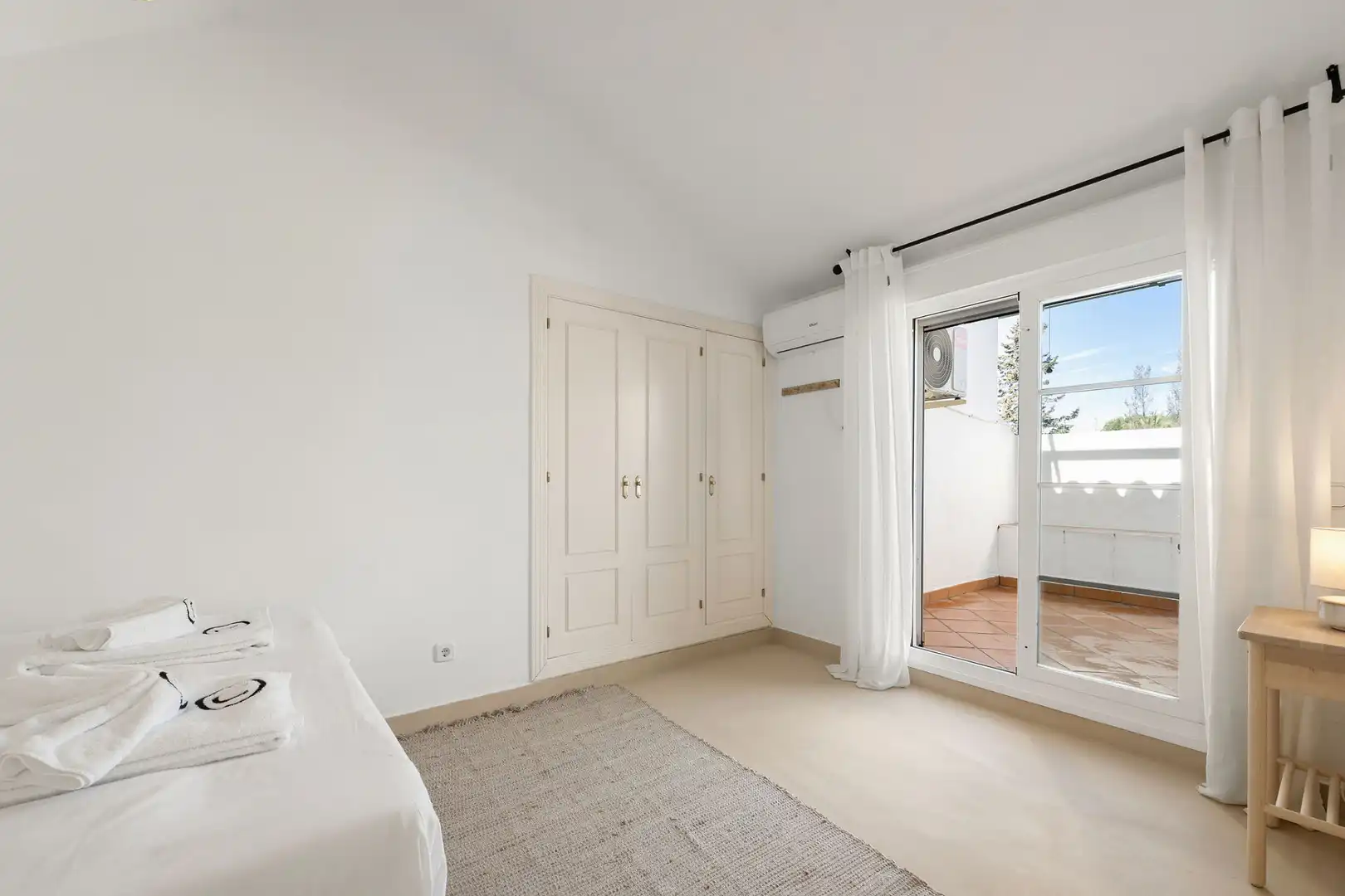 Schlafzimmer von Dachboden zum Verkauf in Marbella mit Klimaanlage, Terrasse und Abstellraum
