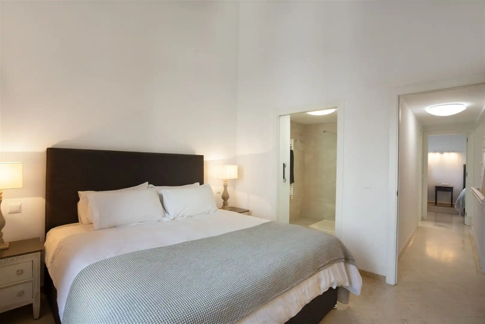 Dormitori de Casa adosada en venda en Estepona amb Aire condicionat, Jardí privat i Internet