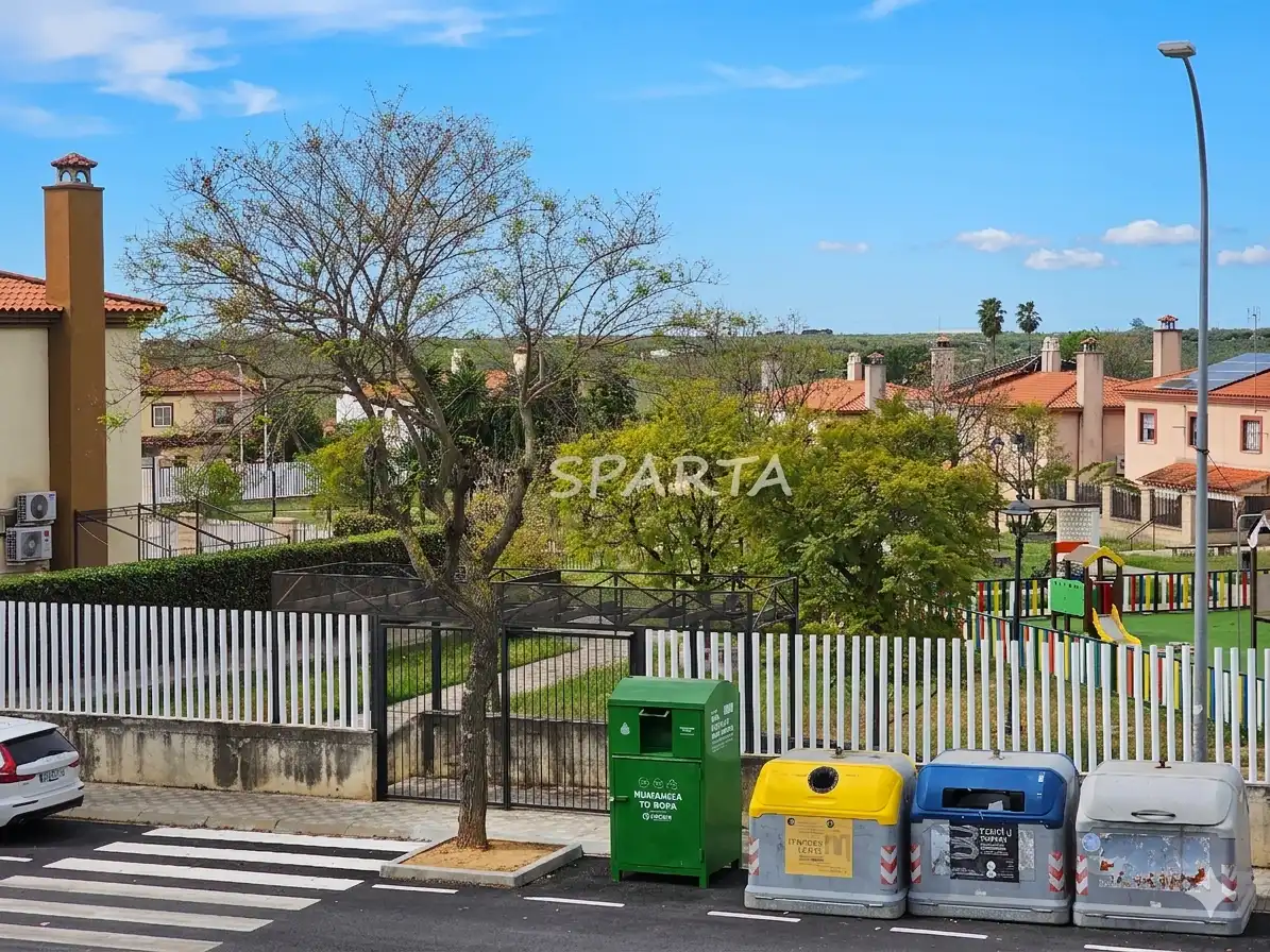 Vista exterior de Casa adosada en venda en Espartinas amb Balcó