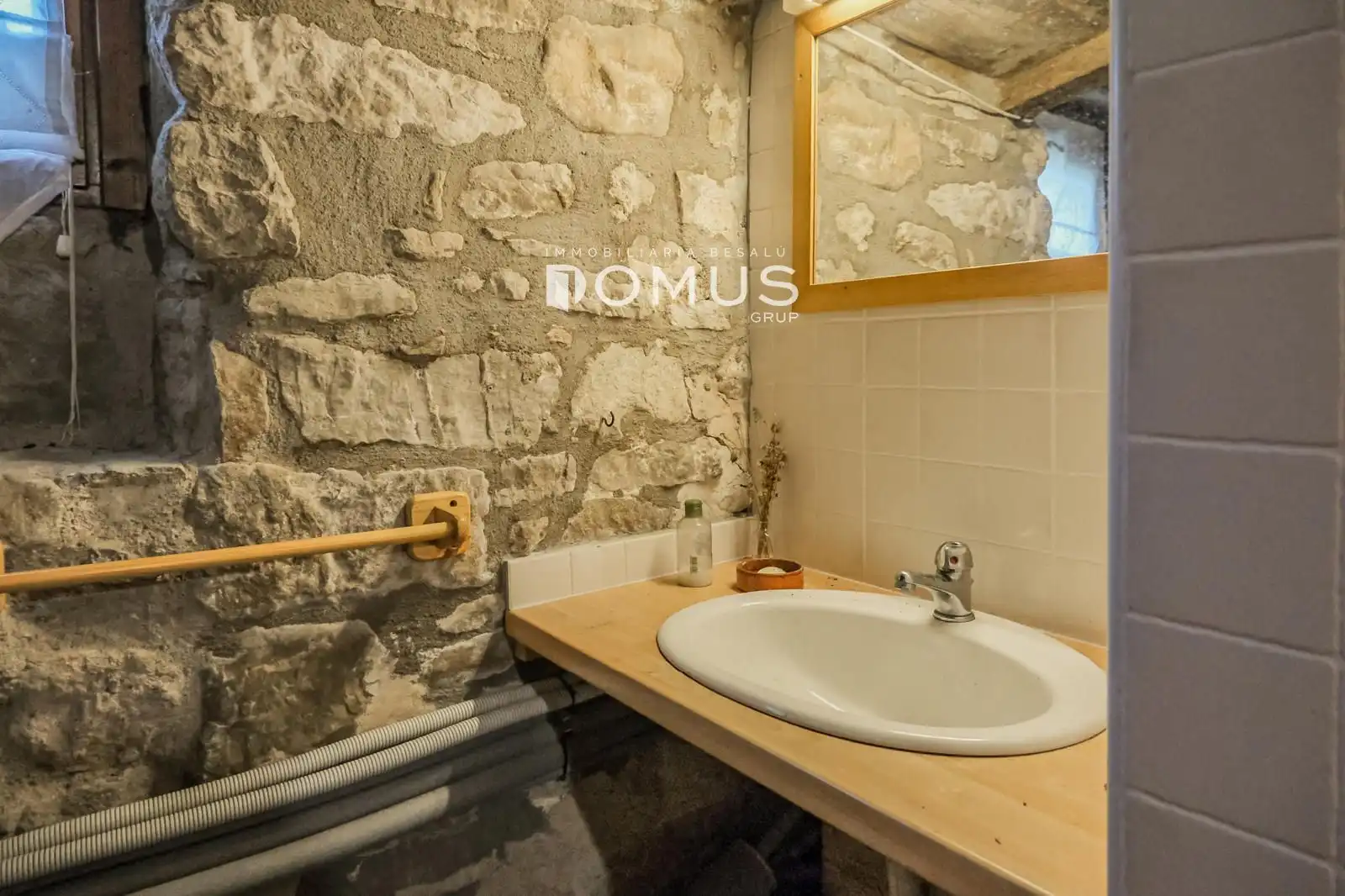 Baño de Finca rústica en venta en Santa Pau con Calefacción, Parquet y Piscina
