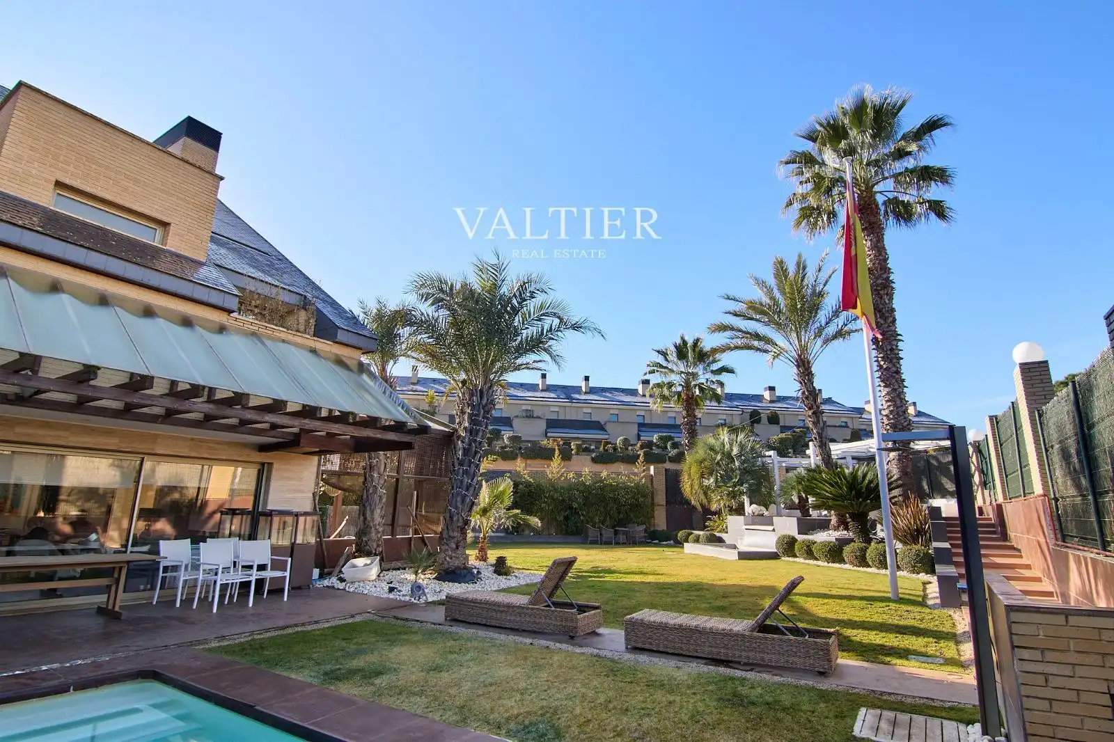 Exterior view of Single-family semi-detached for sale in Pozuelo de Alarcón  with Air Conditioner, Storage room and Swimming Pool