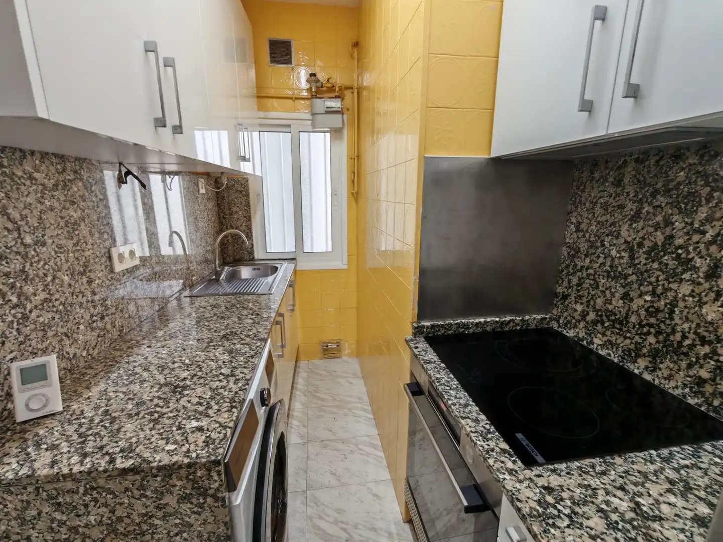 Cocina de Piso de alquiler en Vigo  con Calefacción y Balcón