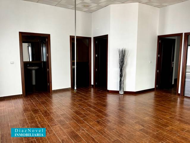 Local comercial en Alquiler en Calle Molino Velasco, 5 en Hispanidad - Vivar Téllez