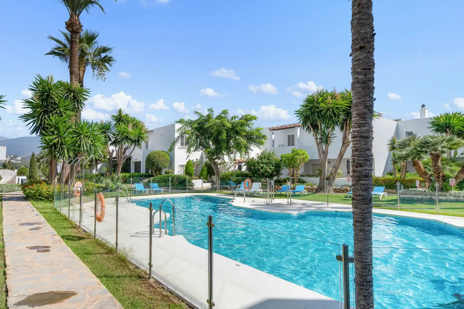 Apartament amb piscina en venda a Nueva Andalucía, imagen 2