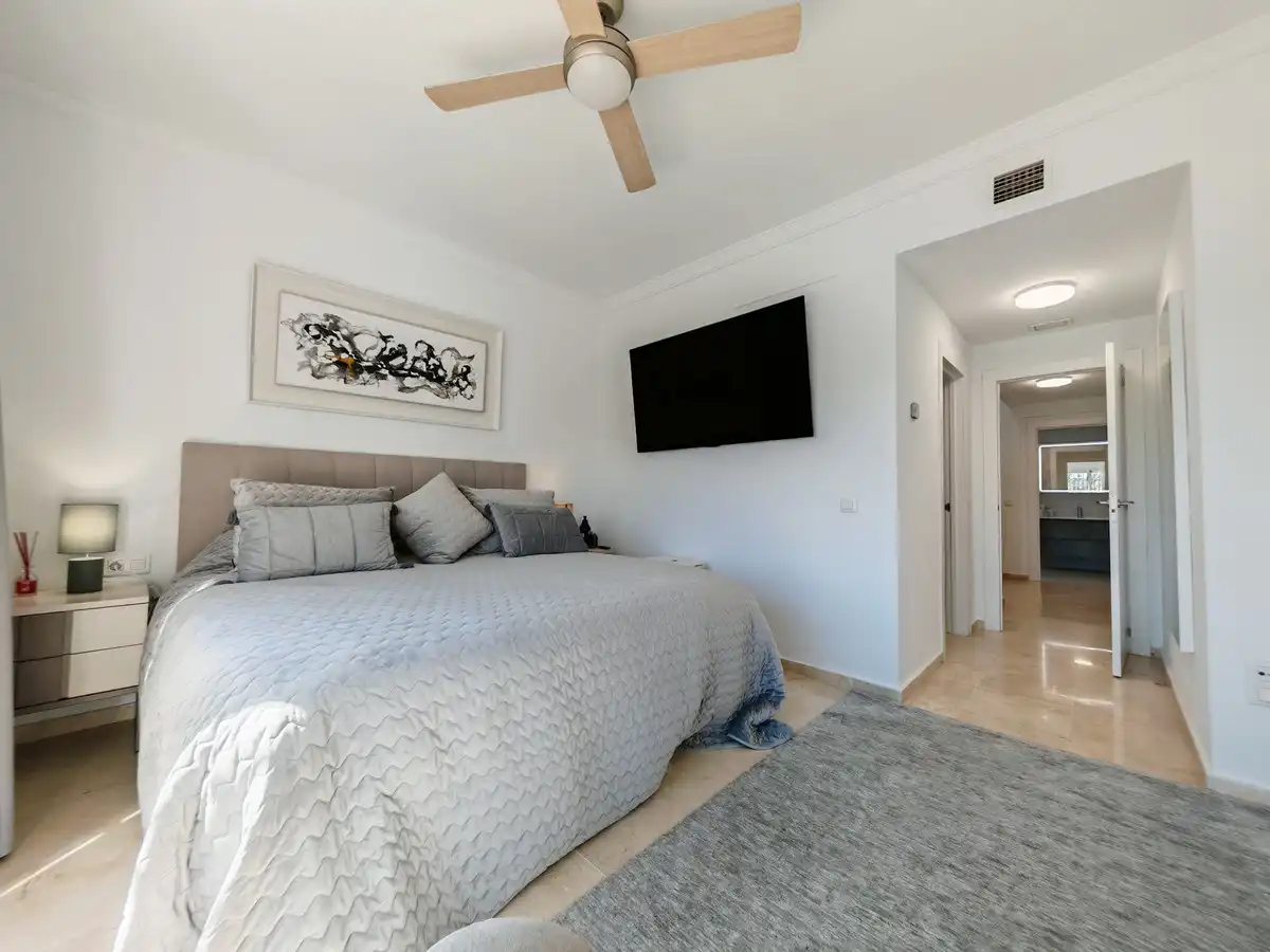 Schlafzimmer von Einfamilien-Reihenhaus zum Verkauf in Mijas mit Klimaanlage, Heizung und Privatgarten