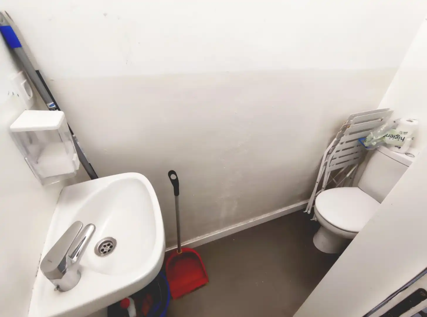 Baño de Local en traspaso en Barcelona con Aire acondicionado y Amueblado