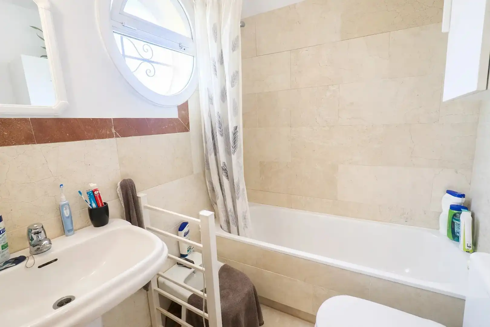 Badezimmer von Einfamilien-Reihenhaus zum Verkauf in Manilva mit Klimaanlage, Terrasse und Schwimmbad