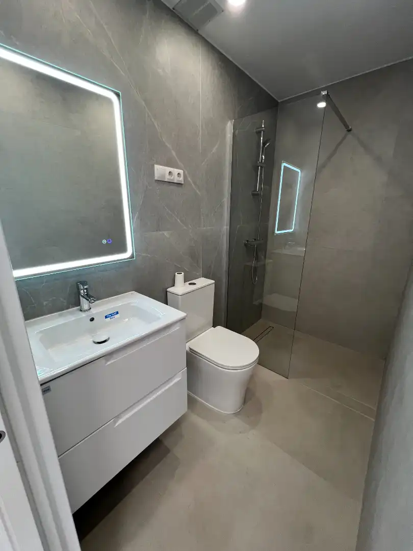 Baño de Piso en venta en Madrid con Calefacción, Terraza y Horno
