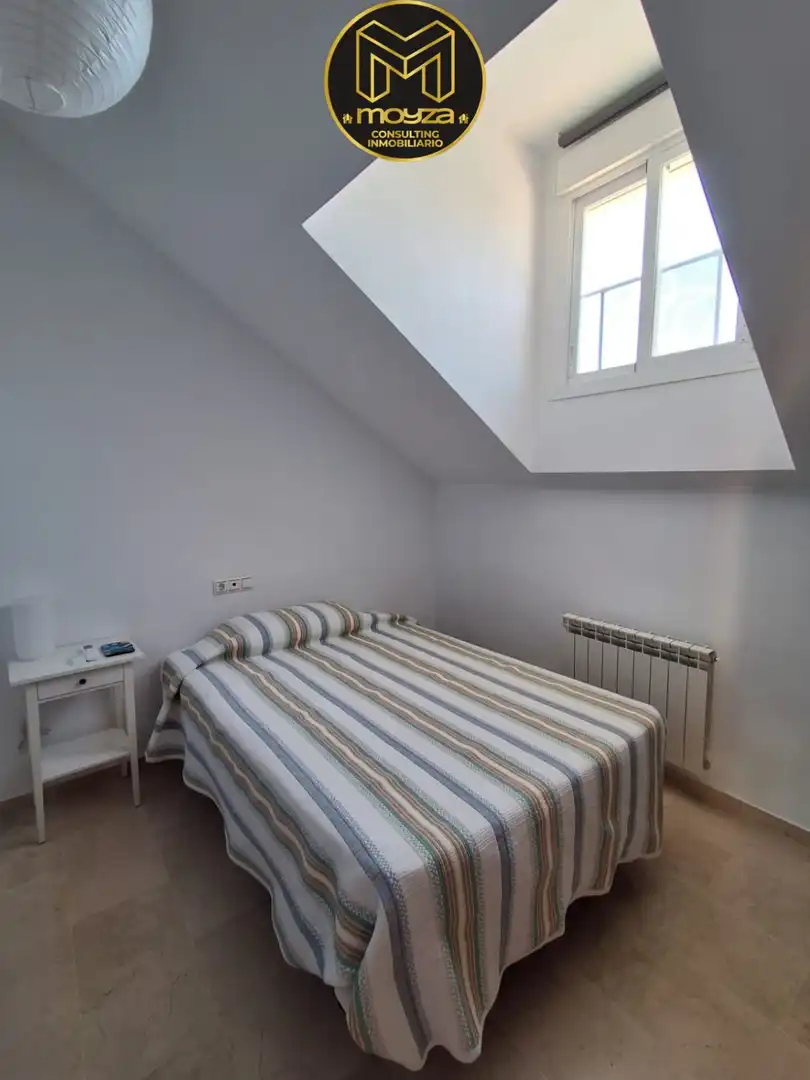 Dormitori de Casa adosada en venda en Jaén amb Aire condicionat, Calefacció i Jardí privat