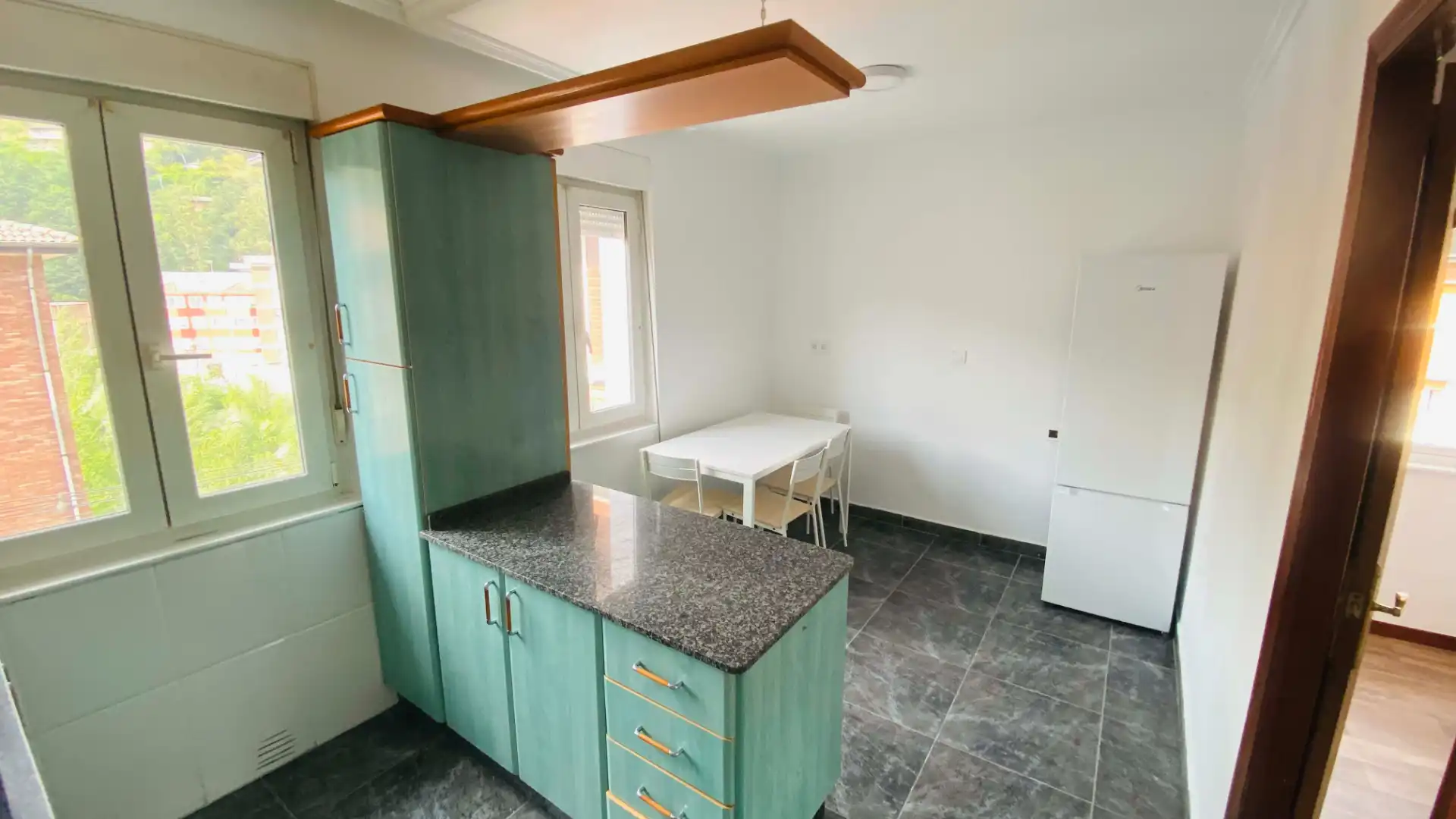 Cocina de Piso de alquiler en San Martín del Rey Aurelio con Trastero, Amueblado y Horno