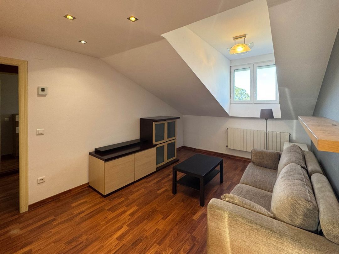 Attic to rent in Cuatro Caminos