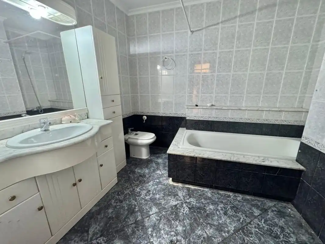 Baño de Casa adosada en venta en Ayora con Calefacción, Terraza y Trastero