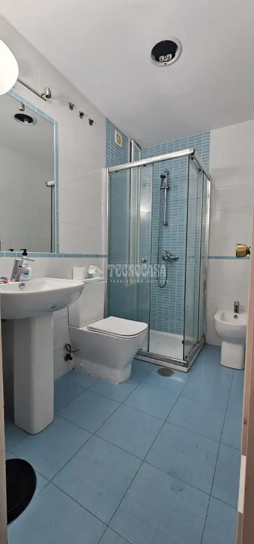 Bathroom of Flat for sale in Sevilla  with Air Conditioner and Terrace