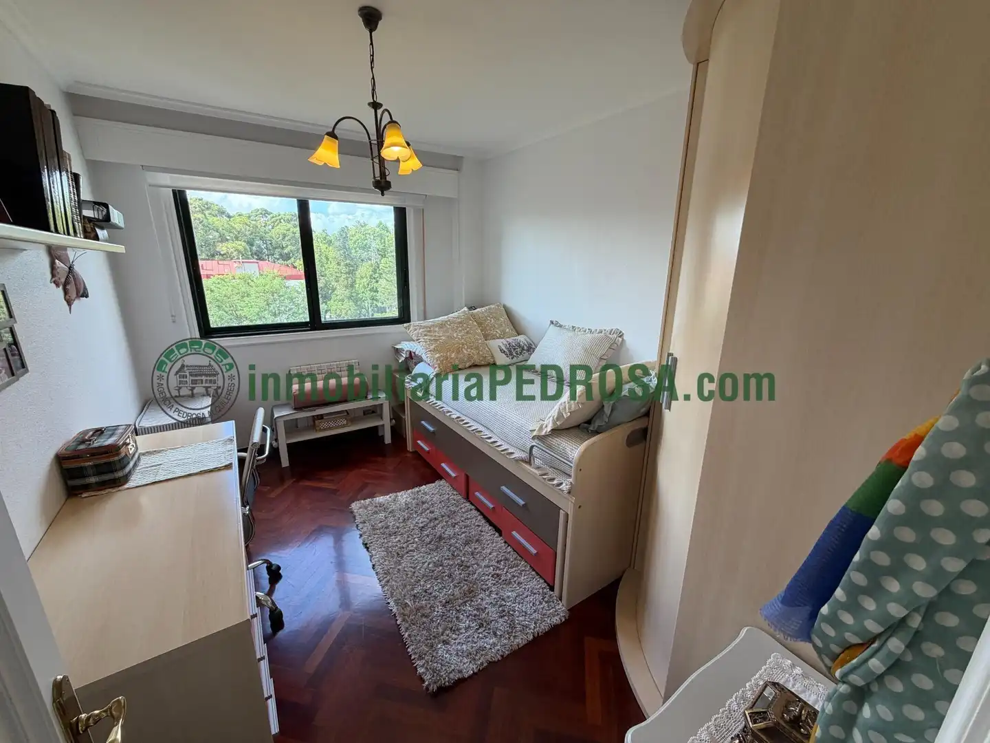 Dormitori de Apartament en venda en Pontevedra Capital  amb Calefacció i Traster