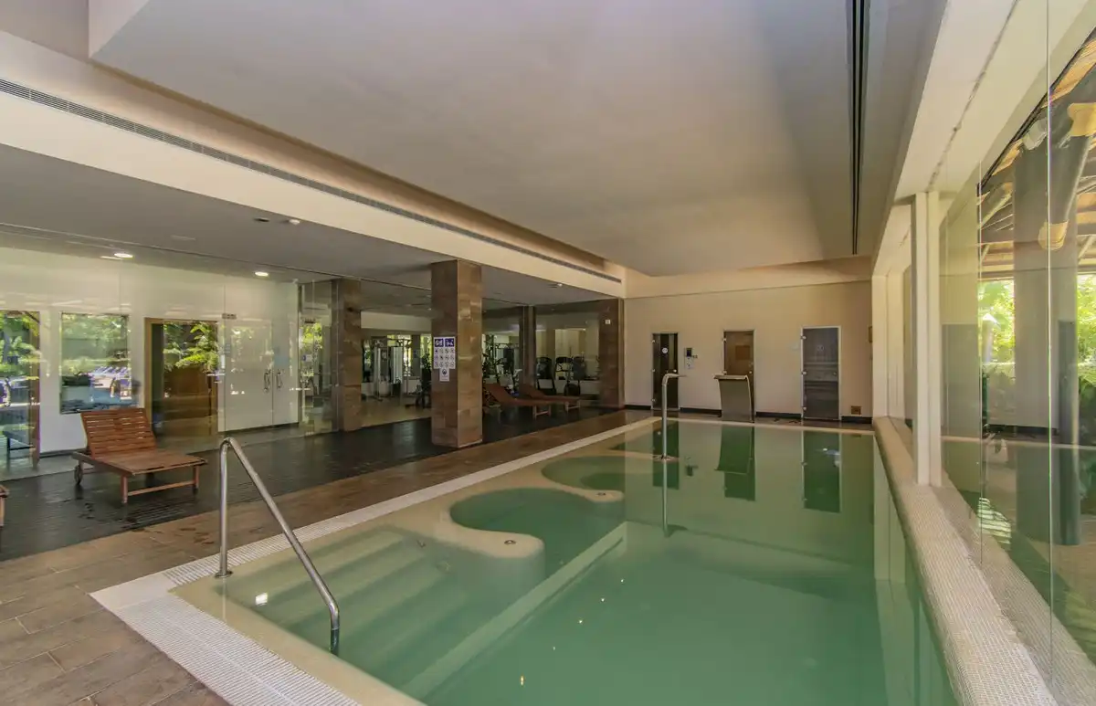 Piscina de Apartament en venda en Benahavís amb Aire condicionat, Jardí privat i Moblat