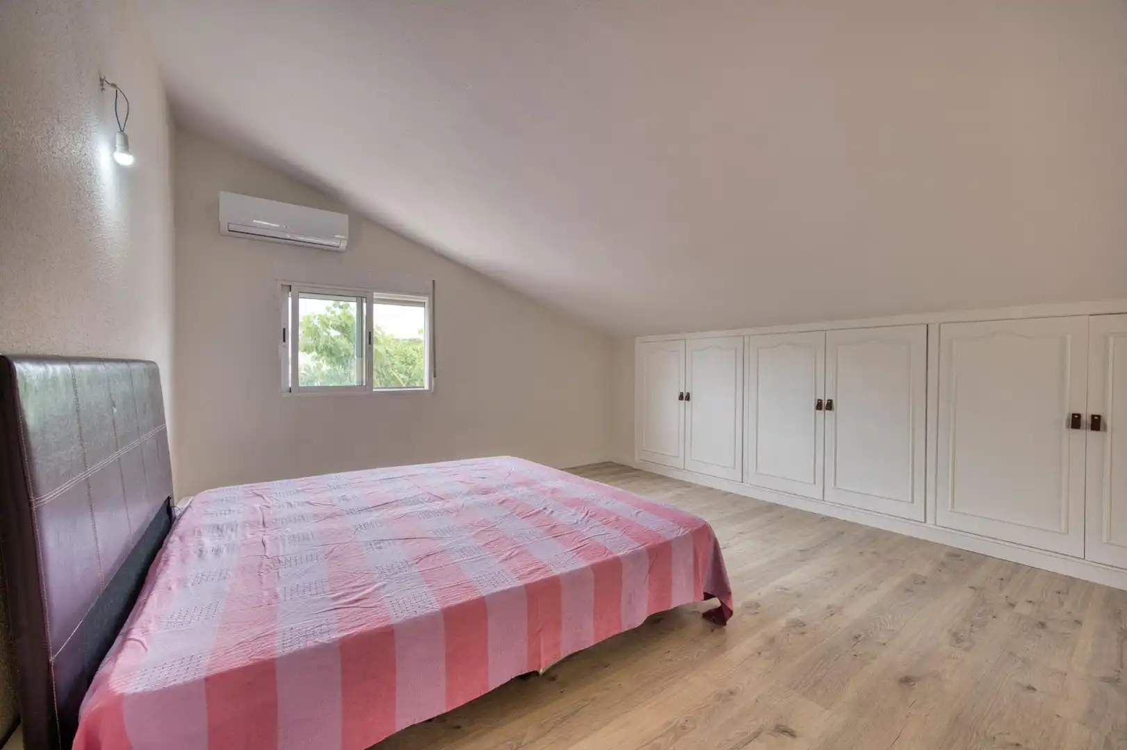 Schlafzimmer von Haus oder Chalet zum Verkauf in Mutxamel mit Klimaanlage, Heizung und Privatgarten