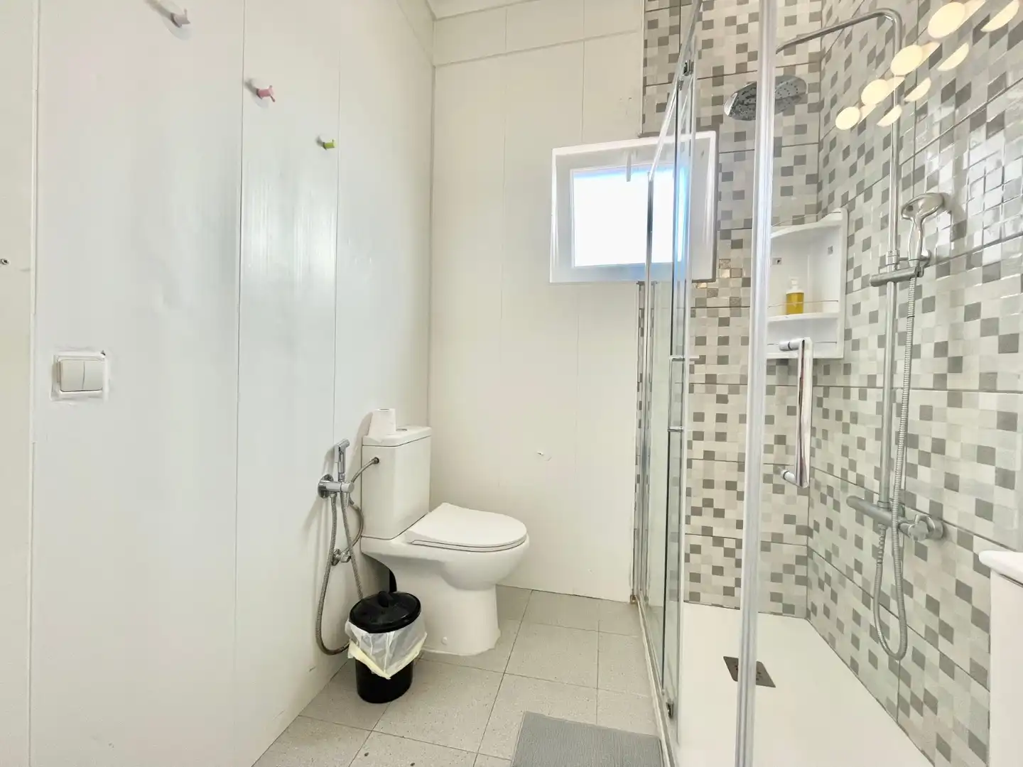 Baño de Apartamento de alquiler en Torrevieja con Aire acondicionado, Calefacción y Terraza