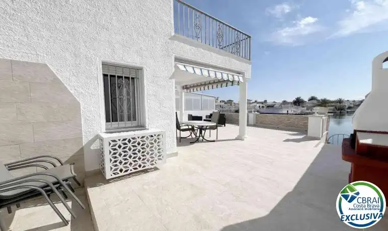 Terrassa de Casa adosada en venda en Empuriabrava amb Jardí privat i Moblat