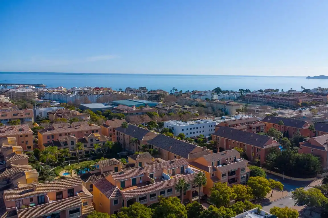 Vista exterior de Pis en venda en Jávea / Xàbia amb Aire condicionat, Jardí privat i Moblat