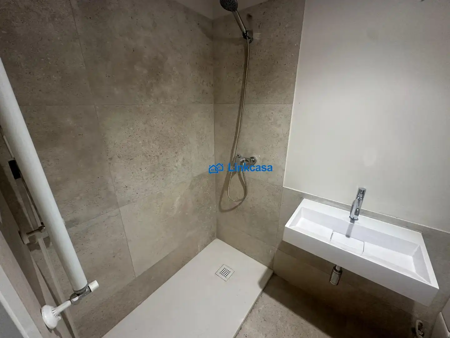 Badezimmer von Geschaftsraum zum Verkauf in Madrid mit Klimaanlage und Möbliert