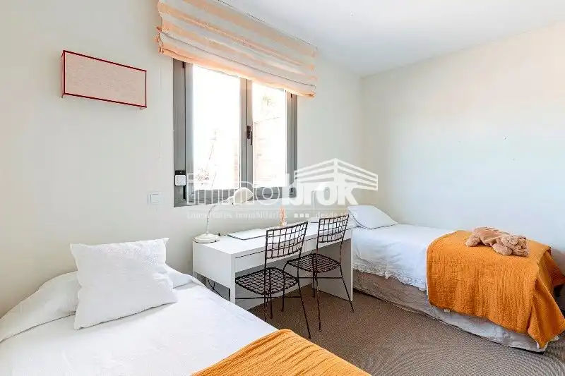 Schlafzimmer von Dachboden zur Miete in La Moraleja mit Klimaanlage, Heizung und Abstellraum