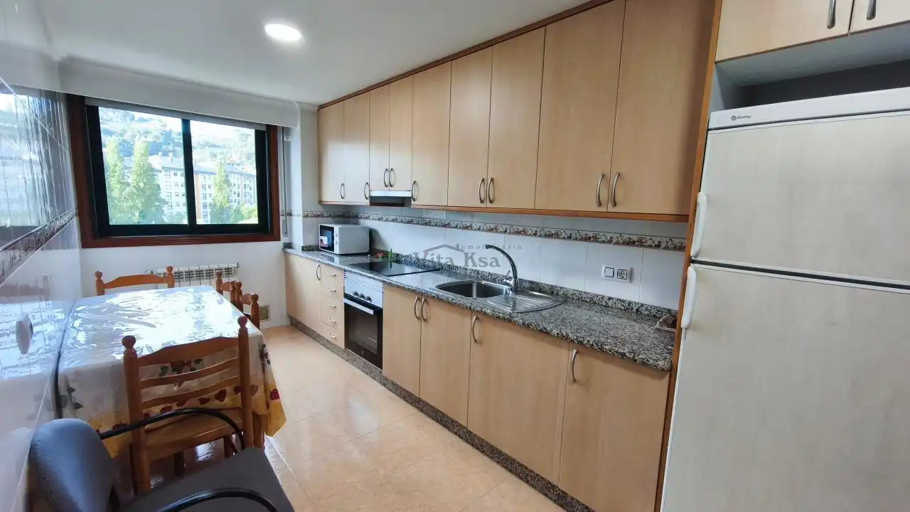 Cuina de Pis de lloguer en Ourense Capital  amb Calefacció, Parquet i Terrassa