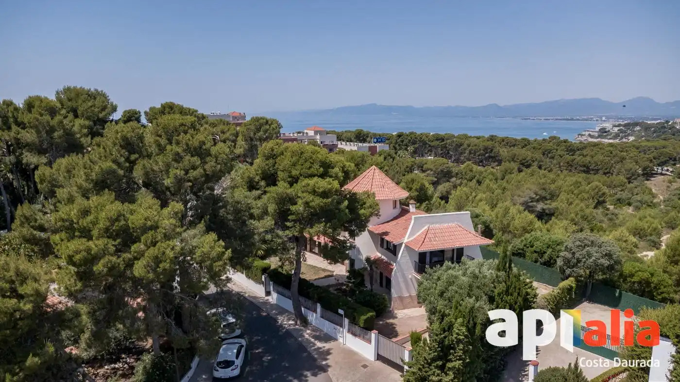 Vista exterior de Casa o xalet en venda en Salou amb Calefacció, Jardí privat i Terrassa
