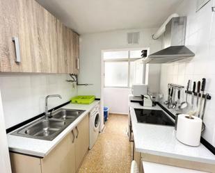 Cuina de Apartament de lloguer en  Valencia Capital amb Aire condicionat, Moblat i Forn