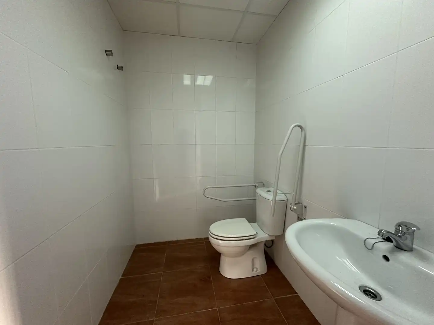 Badezimmer von Fabrikhallen zur Miete in Ontinyent