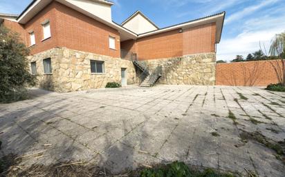 Vista exterior de Casa o xalet en venda en Casarrubios del Monte amb Jardí privat, Terrassa i Alarma