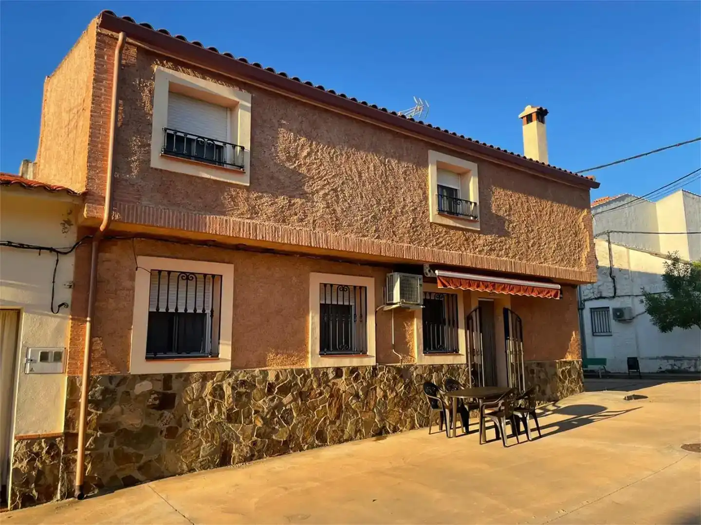 Vista exterior de Casa adosada en venda en Alía amb Aire condicionat, Traster i Forn