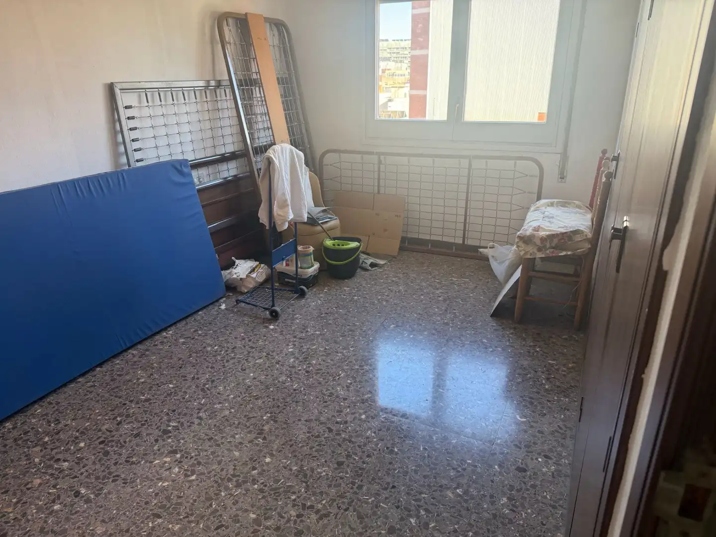 Piso en venta en L'Hospitalet de Llobregat con Calefacción, Terraza y Alarma