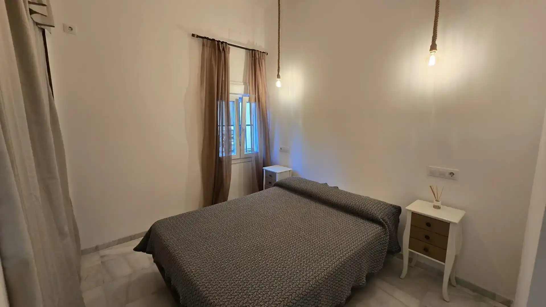 Schlafzimmer von Wohnung zur Miete in Sevilla mit Klimaanlage, Privatgarten und Möbliert