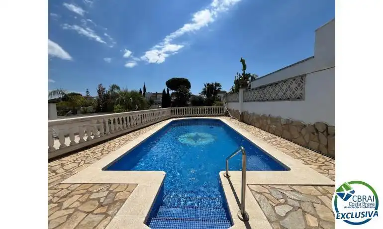Detached house with pool for sale in Noguera 20A