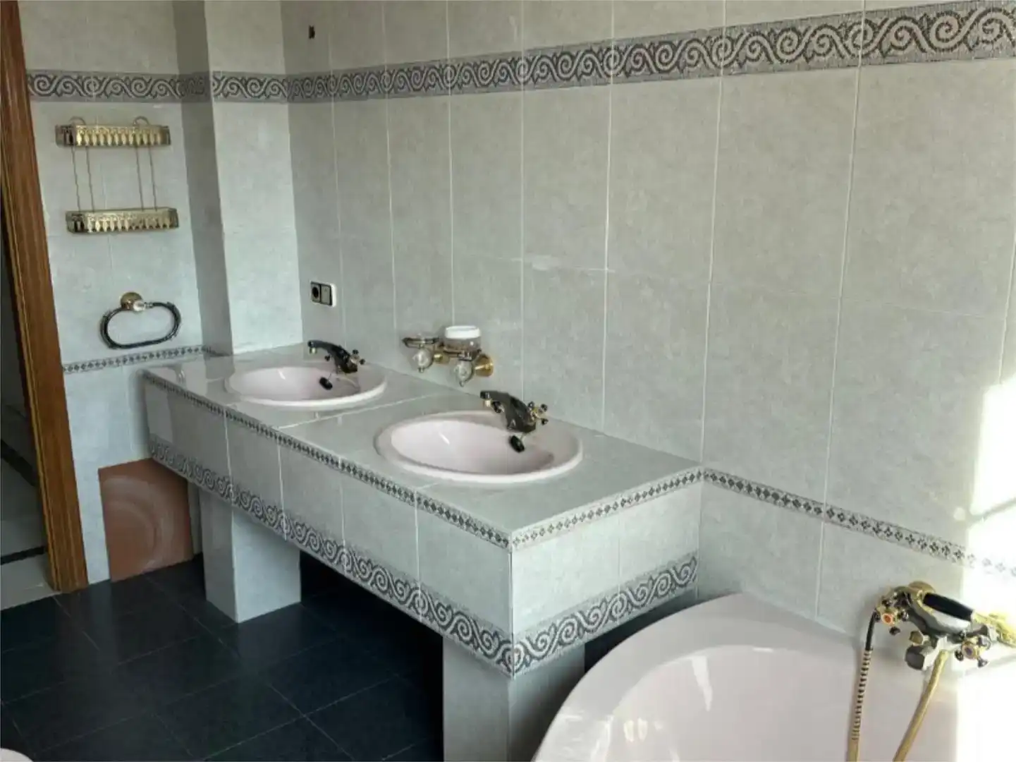 Bathroom of Flat for sale in Sariegos, León