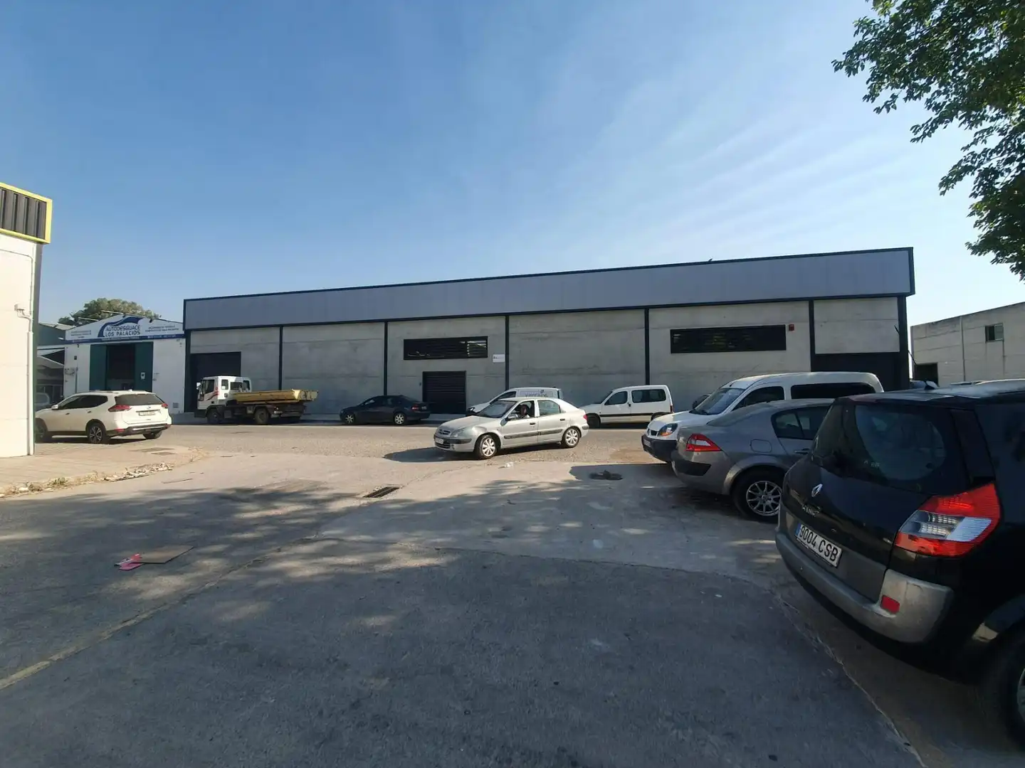 Außenansicht von Fabrikhallen zur Miete in Los Palacios y Villafranca