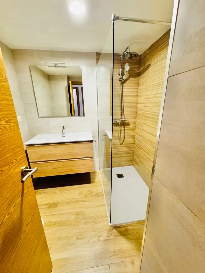 Baño de Piso de alquiler en Granada con Calefacción, Terraza y Amueblado