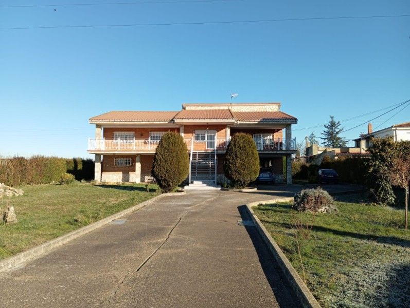 Vista exterior de Casa o xalet en venda en Villaquilambre amb Calefacció i Terrassa