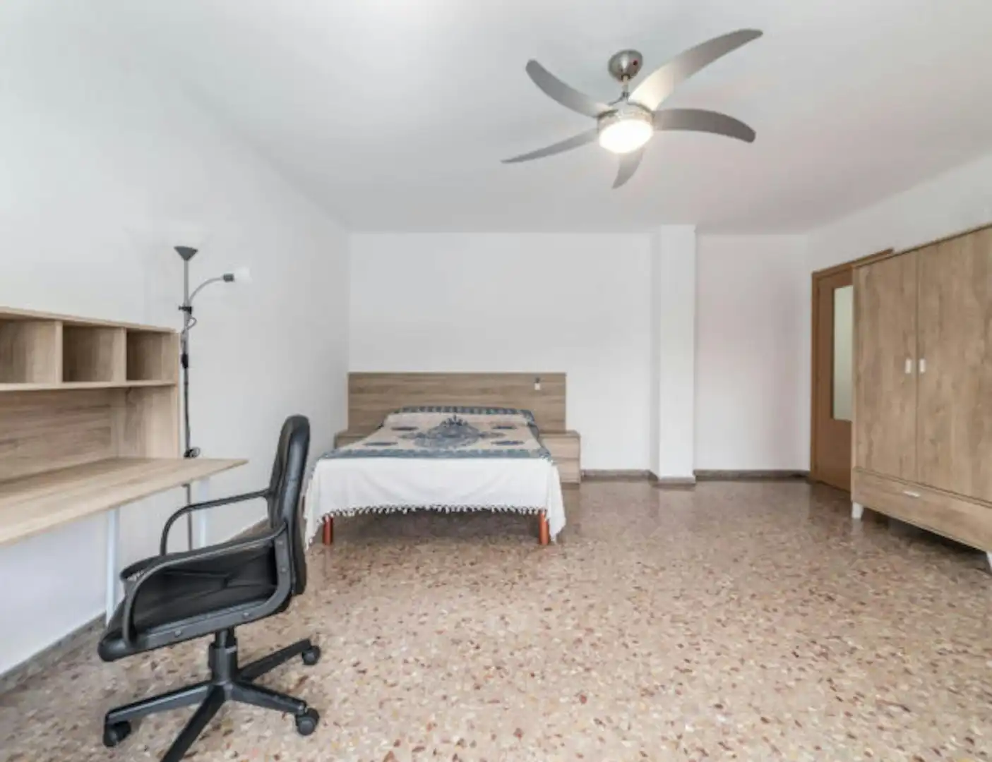 Bedroom of Flat for share in Valencia  with Washing machine and Internet