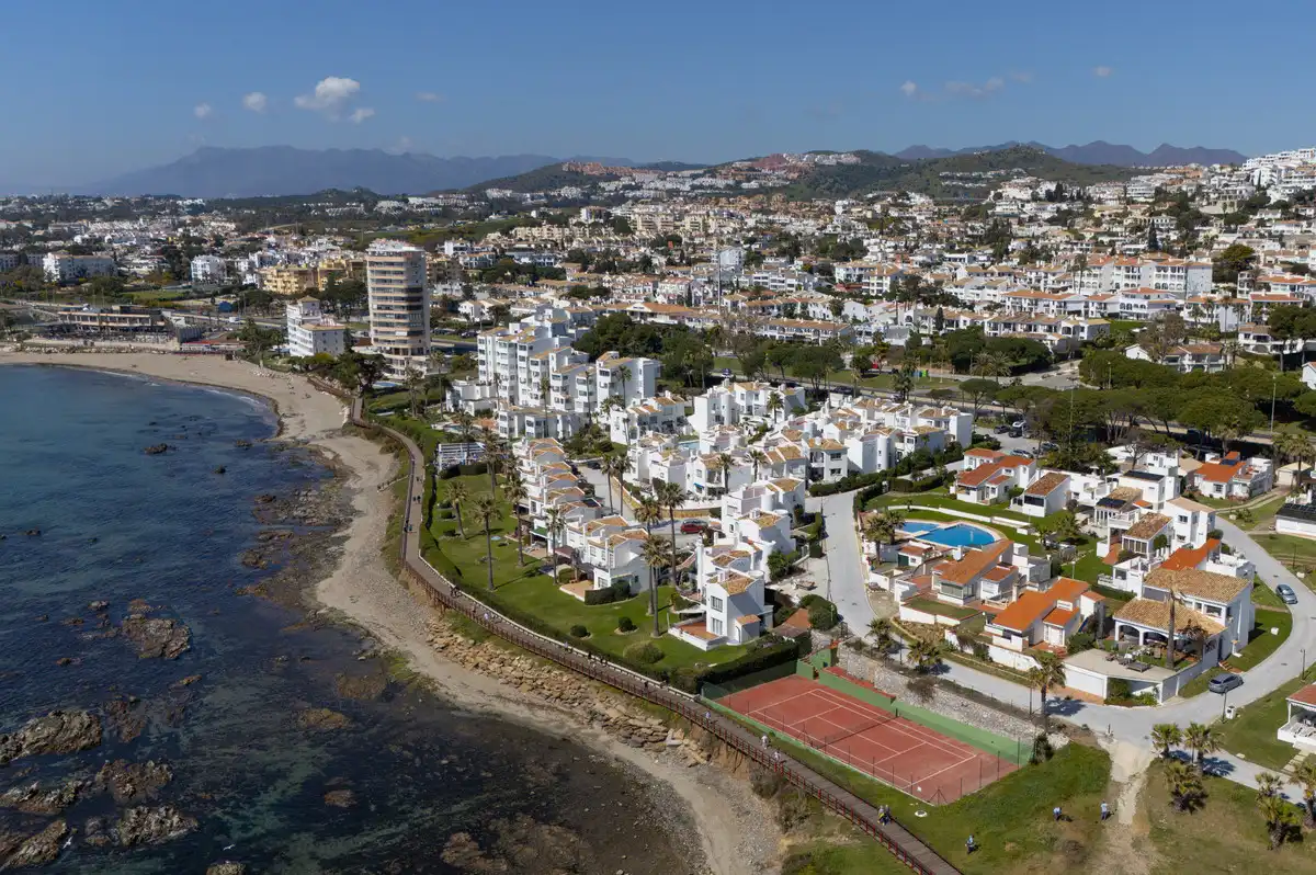 Vista exterior de Casa adosada en venda en Mijas amb Aire condicionat, Calefacció i Terrassa